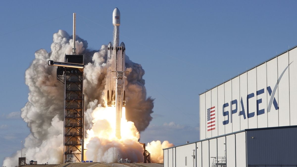 NASA vybrala pro let na Měsíc SpaceX